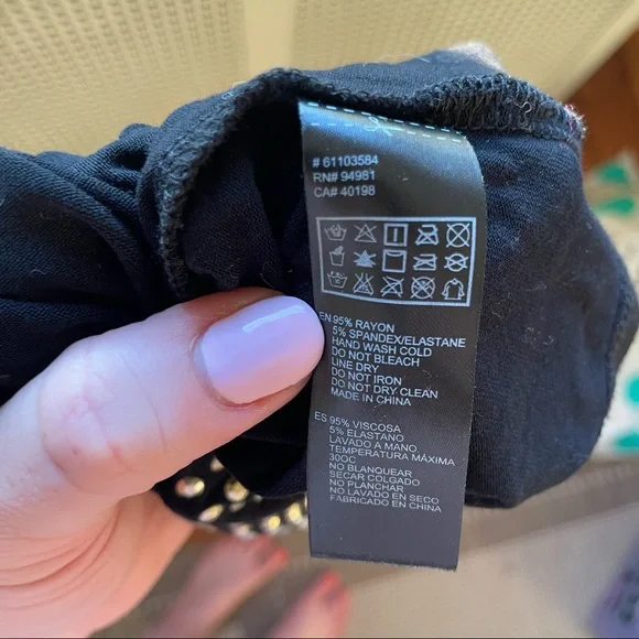 💥🎉HP🎉💥 Forever 21 Black Stretch Racerback Scoop Neck Tank Gold Silver Studs - Picture 4 of 11